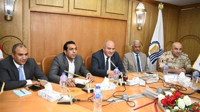 محافظ قنا يناقش وضع حلول لمشكلة الصرف بمصانع السكر