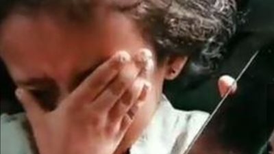 «البسة أكلت العصفورات».. طفلة يمنية تبكي بحرقة على حيواناتها الأليفة