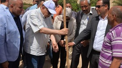 محافظ أسيوط ينضم إلى حملة تشجير بقرية العقال القبلي