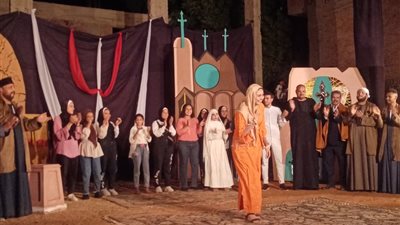 مكاوي يشهد العرض المسرحي دوار البحر بساحل سليم بأسيوط 