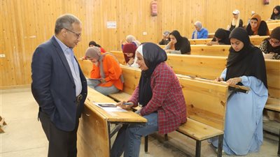 رئيس جامعة جنوب الوادي يشيد بالهدوء والالتزام الذي يسود لجان الامتحانات