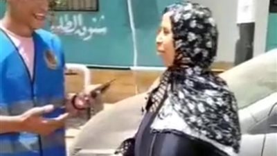 «فساد سياسي أم شو».. رجل أعمال شهير بالمنيا يطلق مبادرة ويوزع أموال بالشوارع 