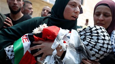 بالورود.. تشييع جنازة الطفل الفلسطيني محمد التميمي بعد 3 أيام من إصابته