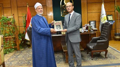 وزير الأوقاف يهدي رئيس جامعة أسيوط نسخة من كتاب موسوعة الثقافة الإسلامية