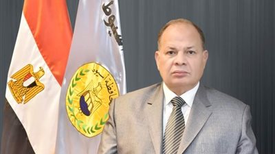 محافظ أسيوط يودع جثمان الشهيد مصطفى عبدالرازق