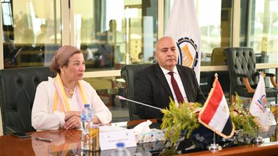 وزيرة البيئة ومحافظ قنا يفتتحان معرضا للمنتجات البيئة