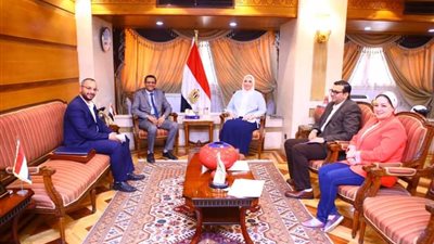 وزيرة التضامن تلتقي نقيب الصحفيين لبحث سبل التعاون المشترك