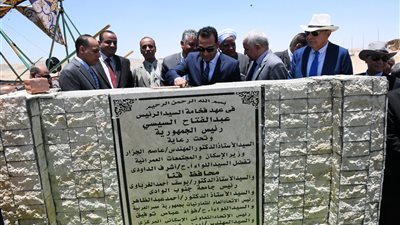 وضع حجر أساس مجمع سكني للعاملين بالجامعة بمدينة قنا الجديدة 