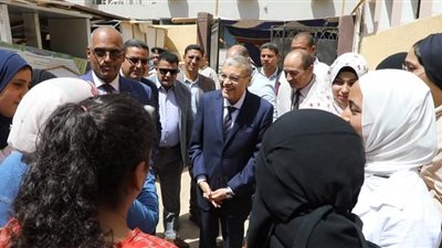 محافظ المنيا في جولة تفقدية للجان الثانوية العامة للاطمئنان على سير الامتحانات