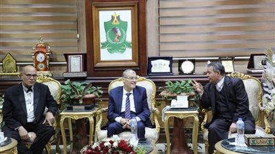 محافظ المنيا يلتقي بوفد المجلس العام للكنائس الرسولية في مصر