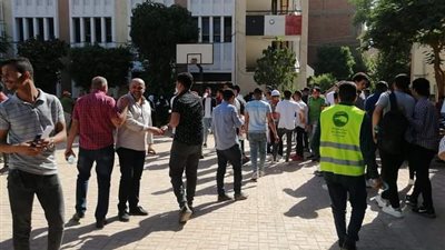 شباب مستقبل وطن يوزعون المشروبات المنعشة على الطلاب في امتحانات الثانوية العامة
