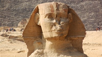 صورة غامضة من أمام أبو الهول تشعل مواقع التواصل الاجتماعي