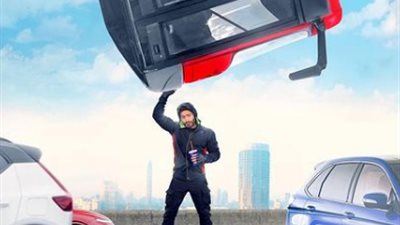 بالزفة الموسيقية والورود.. استقبال حافل لـ تامر حسني في تونس