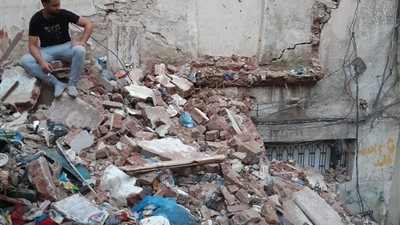  كارثة في حي شرق بالإسكندرية.. انهيار عقار وتصدعات في آخر وتحطم سيارتين