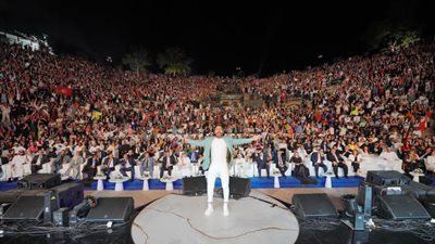 المهرجان العربي للإذاعة والتلفزيون يمنح تامر حسني جائزة أشمل فنان في العالم