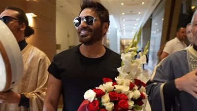 تامر حسني يشكر الجمهور التونسي لاستقباله بشكل حافل بالمطار