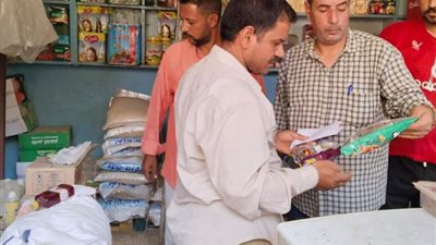 تحرير 13 محضراً في حملات تموينية على منافذ بيع المواد الغذائية بمغاغة بالمنيا