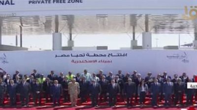 السيسي يشارك العاملين في محطة تحيا مصر بصورة تذكارية