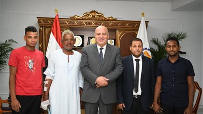 محافظ قنا يكرم بطل حادث حريق محطة وقود المعنا 