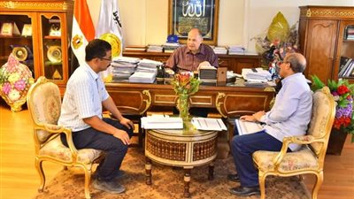 محافظ أسيوط يستعرض خطة تعظيم موارد مشروع الرصف