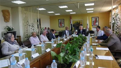رئيس جامعة المنيا يجتمع بمجلس كلية الفنون الجميلة ويتفقد سير الامتحانات 