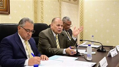 سعد يستعرض جهود محافظة أسيوط فى منظومة النظافة والتطوير وملف الطرق