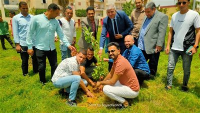 مبادرة خضراء في النوبارية.. رئيس الجهاز يزرع أشجارا مثمرة مع طلاب الجامعة
