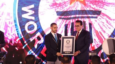 وزير الصحة يتسلم وثيقة من موسوعة جينيس لتحقيق رقم قياسي للتوعية بالسرطان