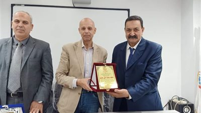 لبلوغه سن المعاش.. وكيل صحة الشرقية يكرم مسئول التعيينات بالمديرية