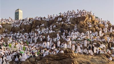 عند عرفات.. الحجاج يؤدون الركن الأعظم 