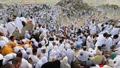بمسجد نمرة.. الحجاج يصلون الظهر والعصر جمعًا وقصرًا 