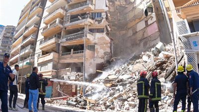 الحماية المدنية تستخرج الجثة الخامسة من تحت أنقاض عقار إسكندرية المنهار 
