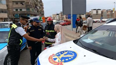 بتوزيع الزهور والهدايا.. رجال الشرطة يشاركون المواطنين بالاحتفال بعيد الأضحى