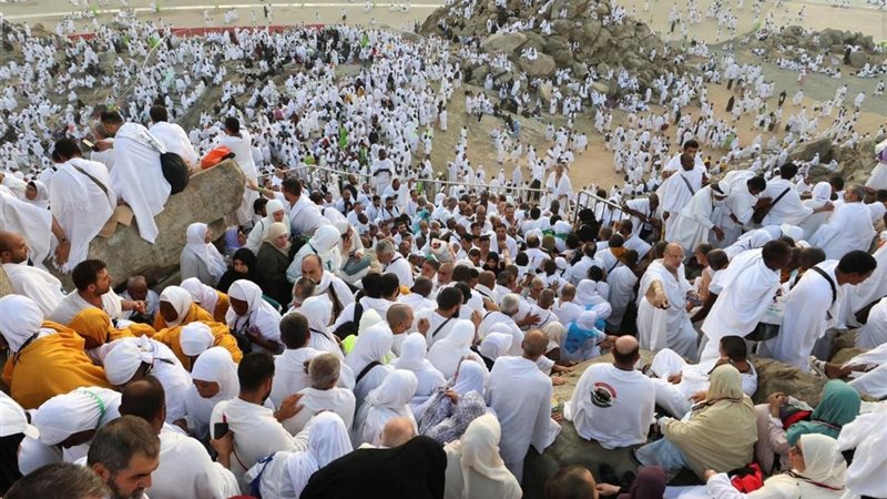 الحجاج يصلون الظهر