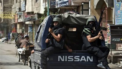 قائد دراجة نارية في وضع مخل مع صديقته بالجيزة.. و«الداخلية» تلاحقه