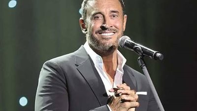 كاظم الساهر يتعرض لموقف غريب من إحدى معجباته في حفله الأخير بدبي