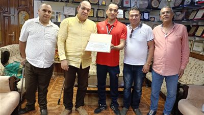 وكيل شباب المنيا يكرم لاعب منتخب مصر للكراسي المتحركة 