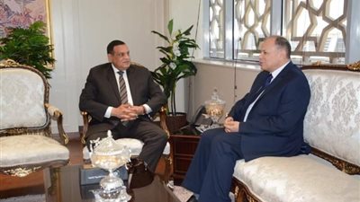 وزير التنمية المحلية يتابع مع محافظ أسيوط تنفيذ مشروعات مبادرة حياة كريمة 