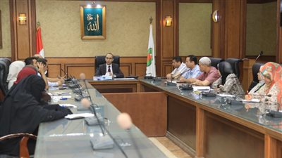 نائب محافظ سوهاج يناقش شكاوى ومقترحات مبادرة 