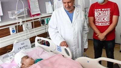 المستشار بالديوان الملكي يطمئن على صحة التوأم السيامي سلمى وسارة 