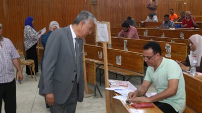 بكليتي الحقوق والتجارة.. رئيس جامعة جنوب الوادى يتفقد امتحانات الدراسات العليا