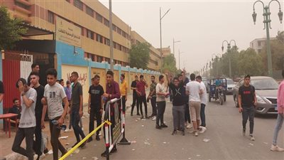 باستثناء سؤال المقال.. طلاب الثانوية بالمنيا يؤكدون سهولة امتحان الديناميكا