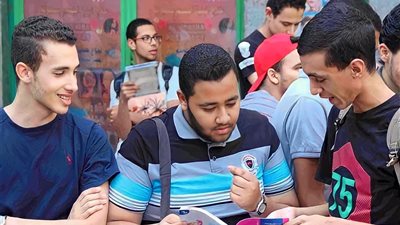 طلاب الثانوية العامة يواجهون امتحانات صعبة وظاهرة الغش في آخر أيام الدور الأول