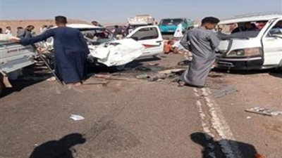 مأساة بأسوان.. مصرع شخص وطفلة وإصابة 43 في حادث تصادم
