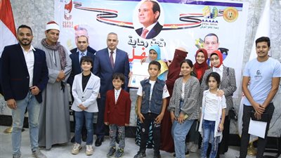 محافظ سوهاج يكرم 16 من الفائزين في مسابقة الأم والأب المثاليين 