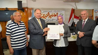 محافظ أسيوط يكرم الفرق الطبية والإدارية بفرع التأمين الصحي 