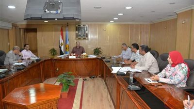 محافظ أسيوط يناقش مشروعات الرصف بالخطة الاستثمارية الجديدة 