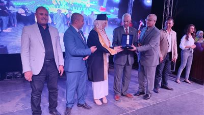 بالصور.. نقيب مهندسي أسيوط يشارك في تكريم ٢٠٩ طالبًا بعيد الخريجين 