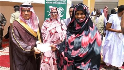 مركز الملك سلمان للإغاثة يدشن توزيع أطنان من السلال الغذائية في موريتانيا