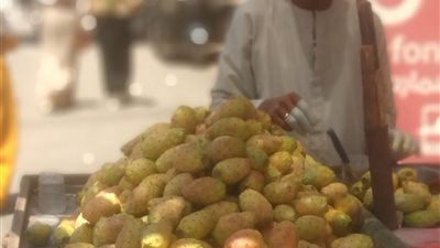 محمد.. بائع التين الشوكي الذي ينسي المواطنين همومهم